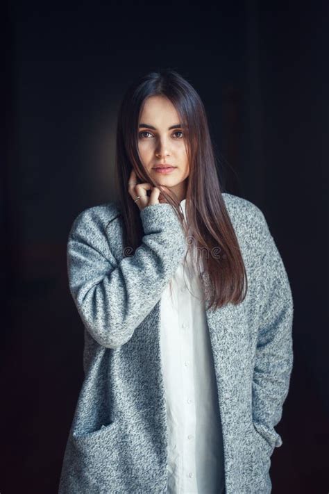 L Chelnde Lachende Junge Sch Ne M Dchenfrau Des Wei En Kaukasischen Brunette Modellieren Mit Dem