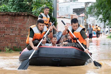 广西北海：强降雨导致洪涝灾害 武警官兵紧急驰援 人民图片网