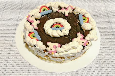 Torta Semplice Di Compleanno Per Bambini In Cucina Con Patty