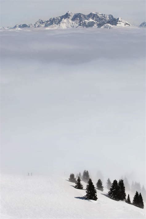 无人竖图室外白天正面旅游度假美景山雪雪山雾大雪奥地利欧洲阴影朦胧模糊光线影子冰积雪景观山峰雪景