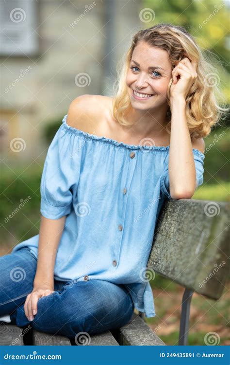 Portrait Belle Femme Assise Sur Le Banc Du Parc Image Stock Image Du Appréciez Femme 249435891