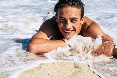 Le Jeune Adolescent Gay Bel S amusent à La Plage Sur Les Vagues De Sable Et D eau Donnant Sur La