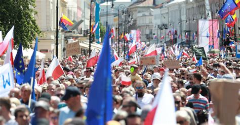 Tłumy na ulicach Warszawy Tysiące ludzi idą w marszu 4 czerwca