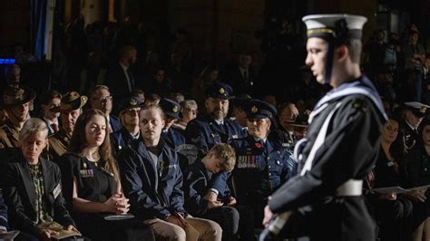 Anzac Day Sydney Dawn Service Honours Heroes Photos