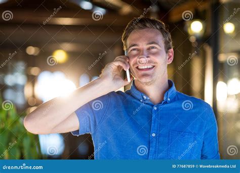 Homem Feliz Que Fala No Telefone Celular Imagem De Stock Imagem De