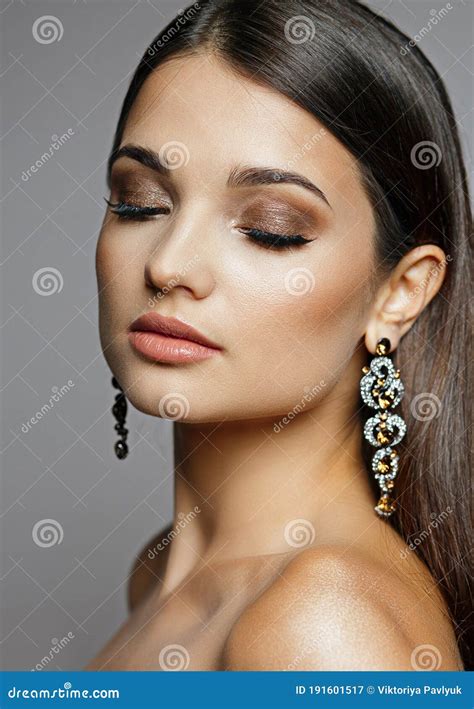 Beauty Portrait Of Glorious Girl With Naked Shoulders Stock Image Image Of Dandruff Lips