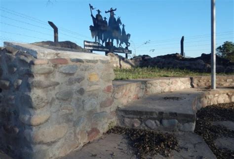 Un Monumento Que Evoca Al Gaucho En Rosario De La Frontera