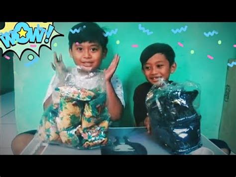 Unboxing Jajanan Ciki Berhadiah Ciki Zeky Vs Ciki Maxmun WOW