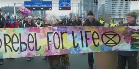 Protest Al Activistilor De Mediu Pe O Autostrada Din Amsterdam