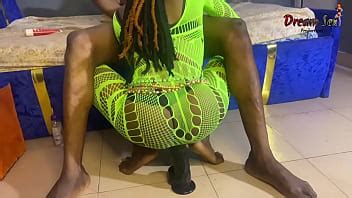 Vera sabe exactamente cómo satisfacerse con su juguete y una gran polla XVIDEOS