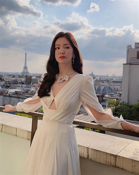 We Re In Love With Song Hye Kyo S Effortless Beauty Look