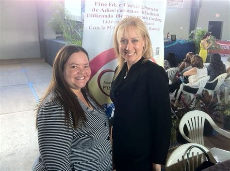 Elsie Jim Nez Y Saritza Zambrana Compartiendo En El Exhibidor De Fine