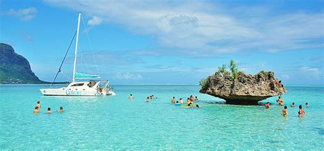 L Le Aux B Nitiers En Catamaran La C Te Ouest De L Ile