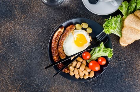 Delicioso Caf Da Manh Ou Almo O Croissant De Feij O De Salsicha