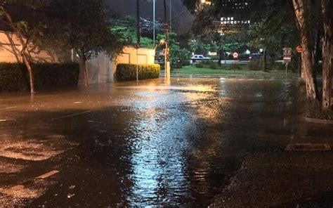 Chuva forte alaga São Paulo e deixa cidade em estado de atenção