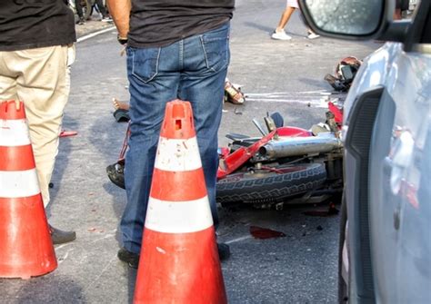 Motociclista é esmagado por carreta ao tentar desviar de carro em Manaus