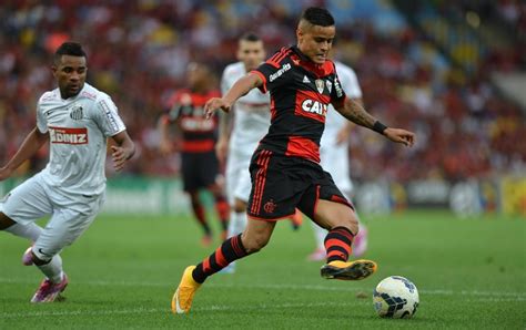 São Paulo encaminha acerto Éverton meia atacante do Flamengo