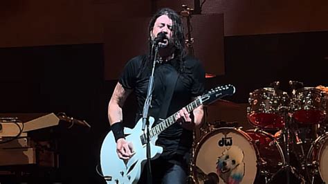 FOO FIGHTERS Frontman DAVE GROHL Dedicates My Hero To PANTERA Guitar