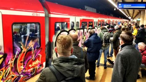 S Bahn Verkehr Stuttgart Notarzteinsatz Und St Rungen Bremsen Bahnen