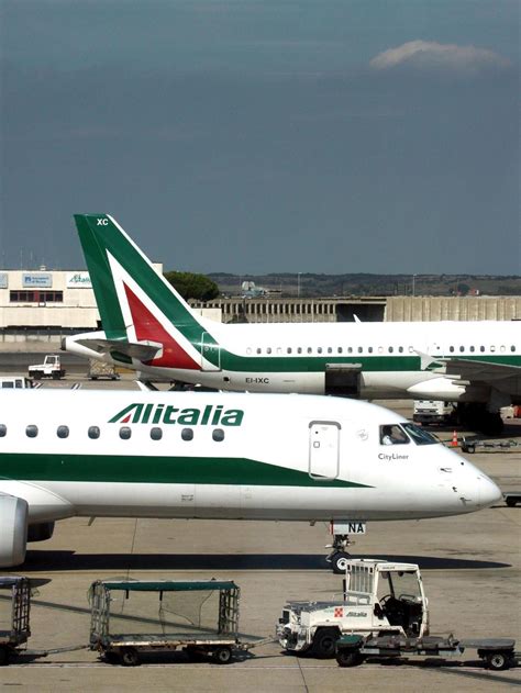 Paura In Volo Aereo Alitalia Impatta Contro Uno Stormo Di Uccelli