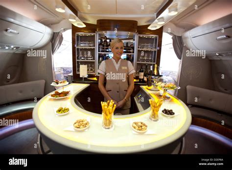 Emirates Cabin Crew Fotografías E Imágenes De Alta Resolución Alamy