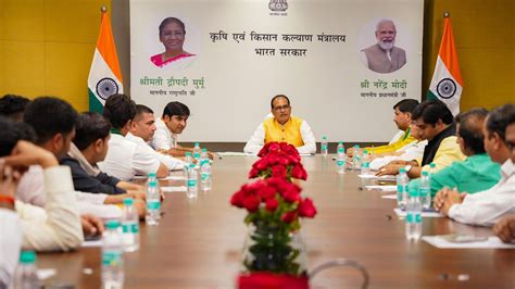 Union Minister Shivraj Singh Chouhan Engages With Farmers To Discuss