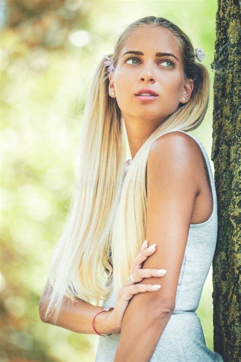 Retrato De Uma Mulher Nova Do Sonhador Na Natureza Cabelo Louro Longo