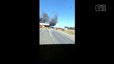 Vídeo Vídeo mostra momento em que caminhão atinge praça de pedágio e