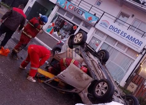 Choc Contra Un Auto Estacionado Y Termin Volcando Resumen Policial