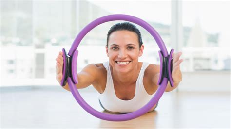 Pilates Ring Anwenden So Intensivieren Sie Ihr Workout Stern De