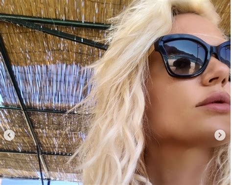 Lena Kovačević uvek je zakopčana do grla a sad podelila fotke sa plaže