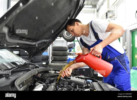 Cambio De Aceite Desde El Motor De Un Coche En Un Taller Por Un