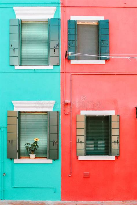 Calle Con Edificios Coloridos En La Isla De Burano Imagen De Archivo