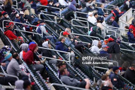 Minnesota Twins Fans Photos And Premium High Res Pictures Getty Images