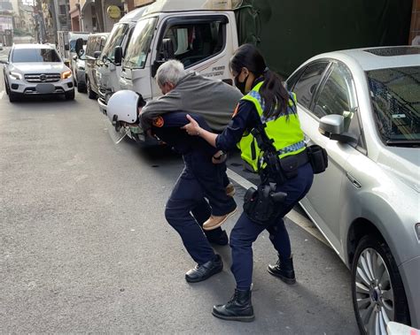 老翁無力行走 員警揹上車 中華日報中華新聞雲