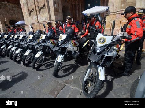 Policia Y Publico Hi Res Stock Photography And Images Alamy