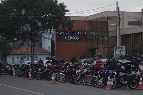 Amigos E Familiares Se Despedem De Motociclista Que Morreu Ap S