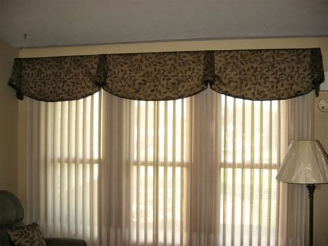 Window Fashions: A Stylish Scalloped Valance