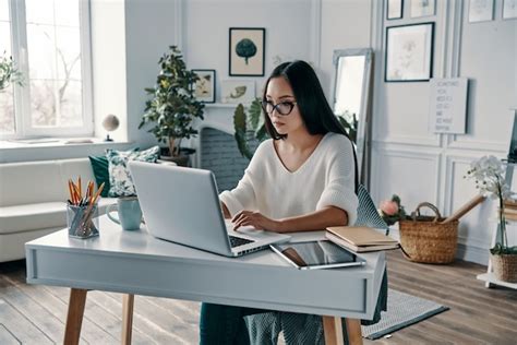 Joven Y Lleno De Ideas Hermosa Mujer Joven Que Trabaja Con La