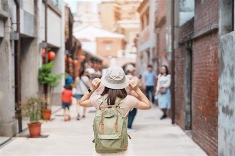 Mujer Viajera Visitando Taiw N Turista Con Mochila Y Sombrero Haciendo