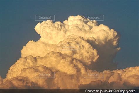 夕方の東の空に立派な積乱雲の写真・画像素材 4362690 Snapmart（スナップマート）