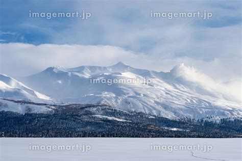 北海道・美瑛町 冬の雪原と十勝岳の風景の写真素材 181236941 イメージマート