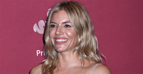 H Sienna Miller κόβει την ανάσα με το naked dress της μόλις 4 μήνες