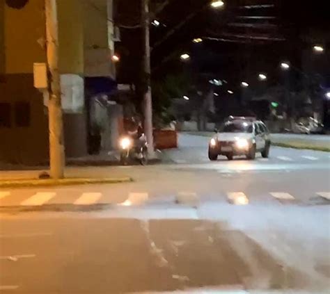 Motociclista desafia leis de trânsito tenta fugir mas bate em viatura