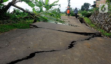 Gempa Cianjur Begini Kondisi Jalan Yang Rusak Parah Di Desa Sarampad