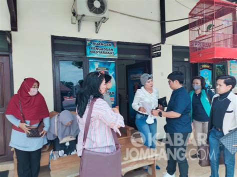 Puluhan Emak Emak Di Jombang Diduga Ditipu Tetangganya Sendiri Hingga