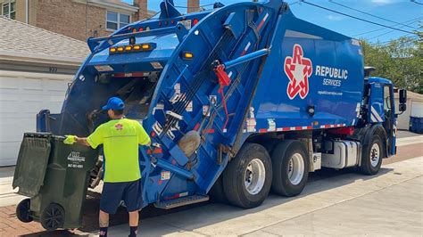 Republic Services Mack Lr Mcneilus Rear Loader Garbage Truck