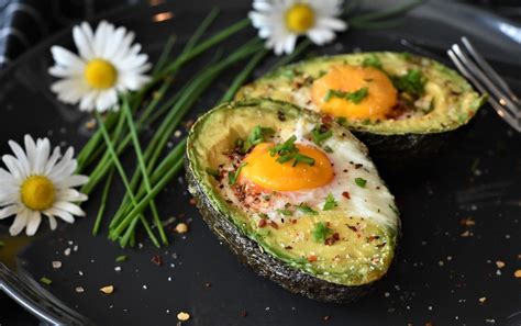 Cena F Cil Y Saludable Aguacates Rellenos Con Huevo Estrellado Te