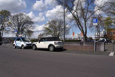 Fahrzeuge Des Car Sharing Unternehmen Car Go Und Drive Now Stehen Am