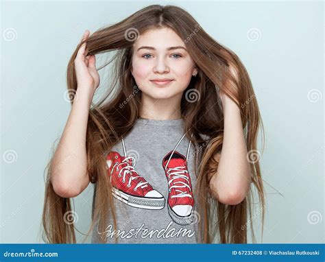 Portrait Dune Belle Adolescente De Sourire Avec De Longs Cheveux Photo